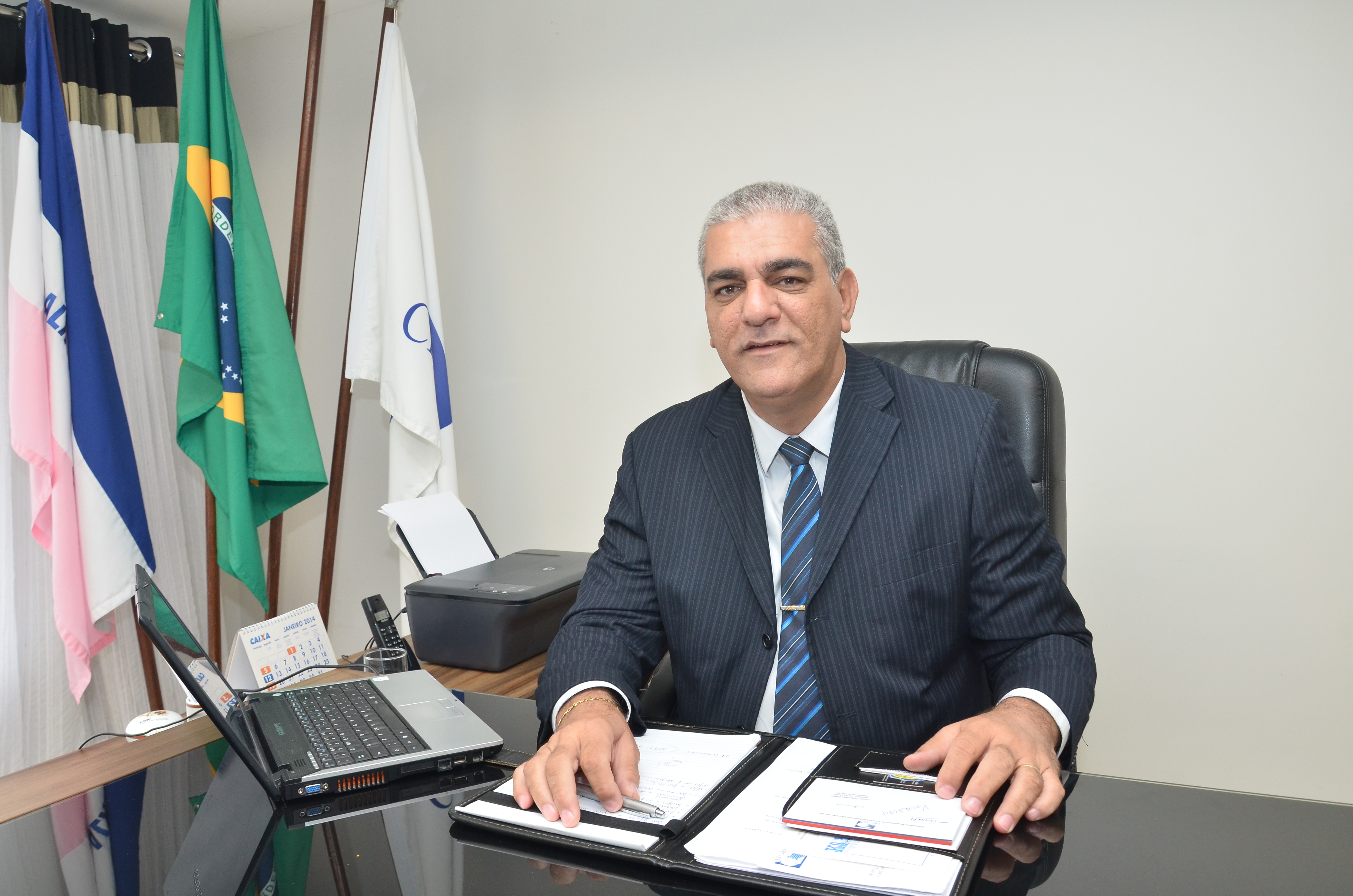Burocracia na abertura de empresas é tema de artigo do presidente do CRCES