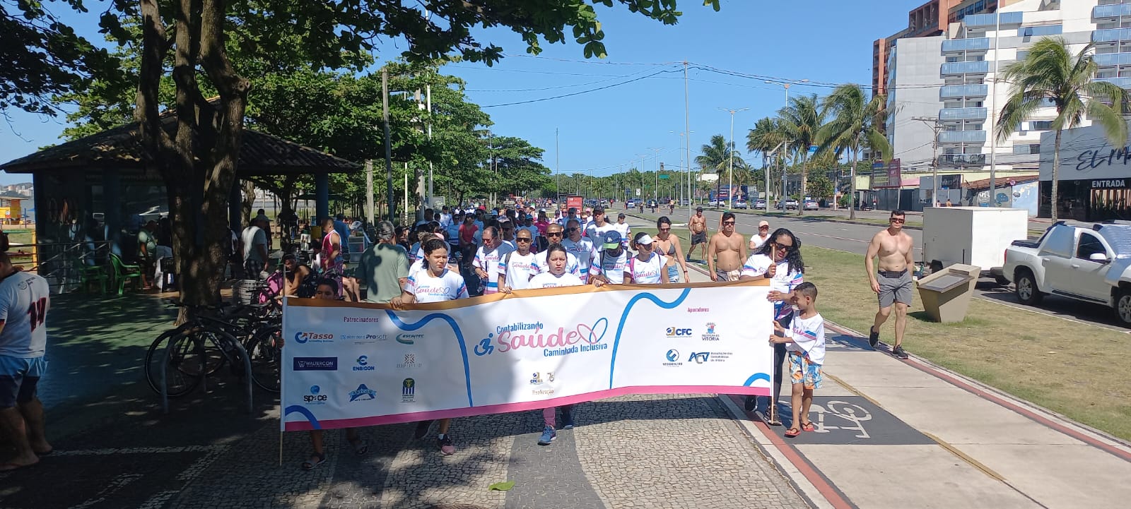 Caminhada Inclusiva reuniu famílias e entidades na orla de Camburi