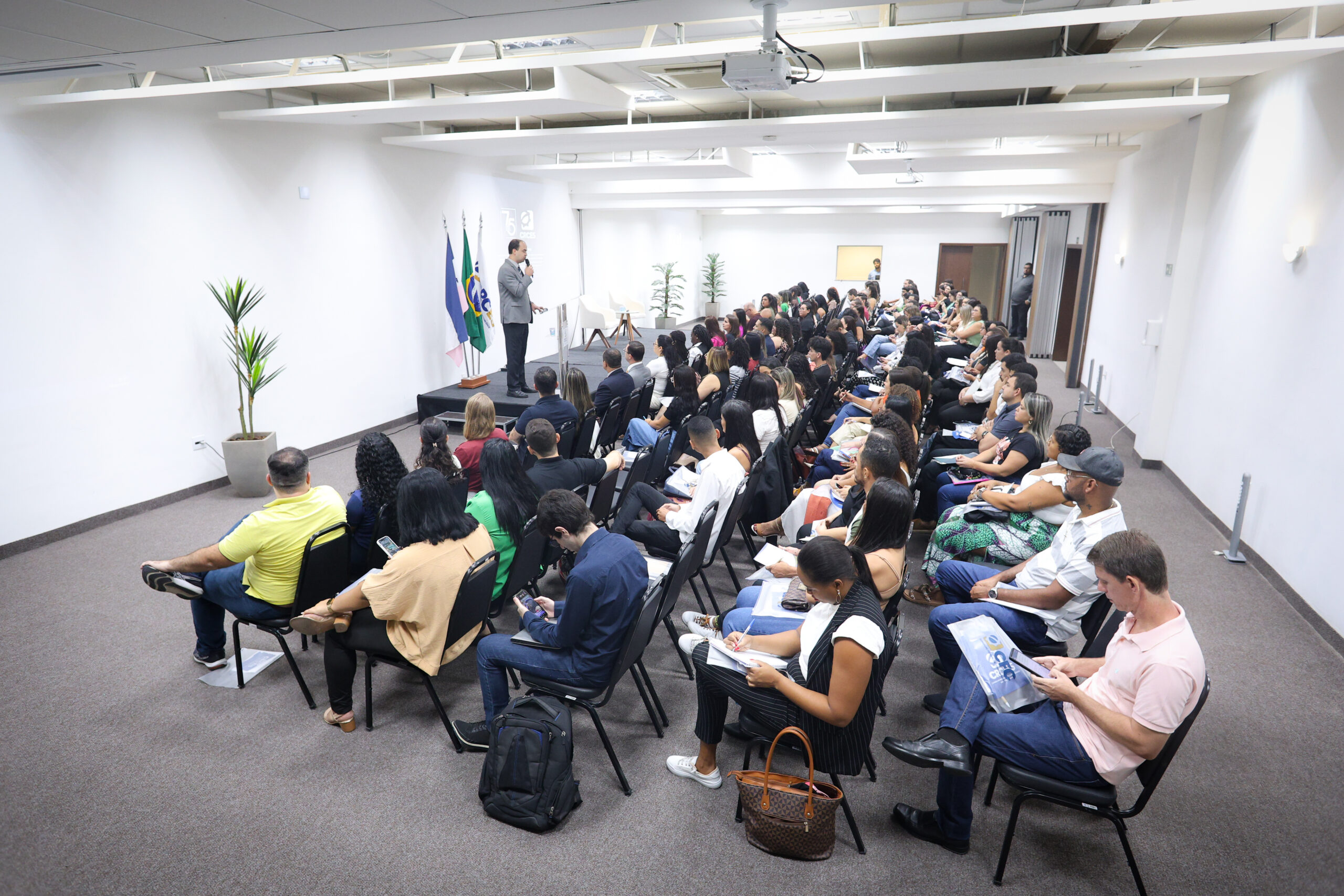 Seminário de Departamento Fiscal reúne mais de 200 pessoas