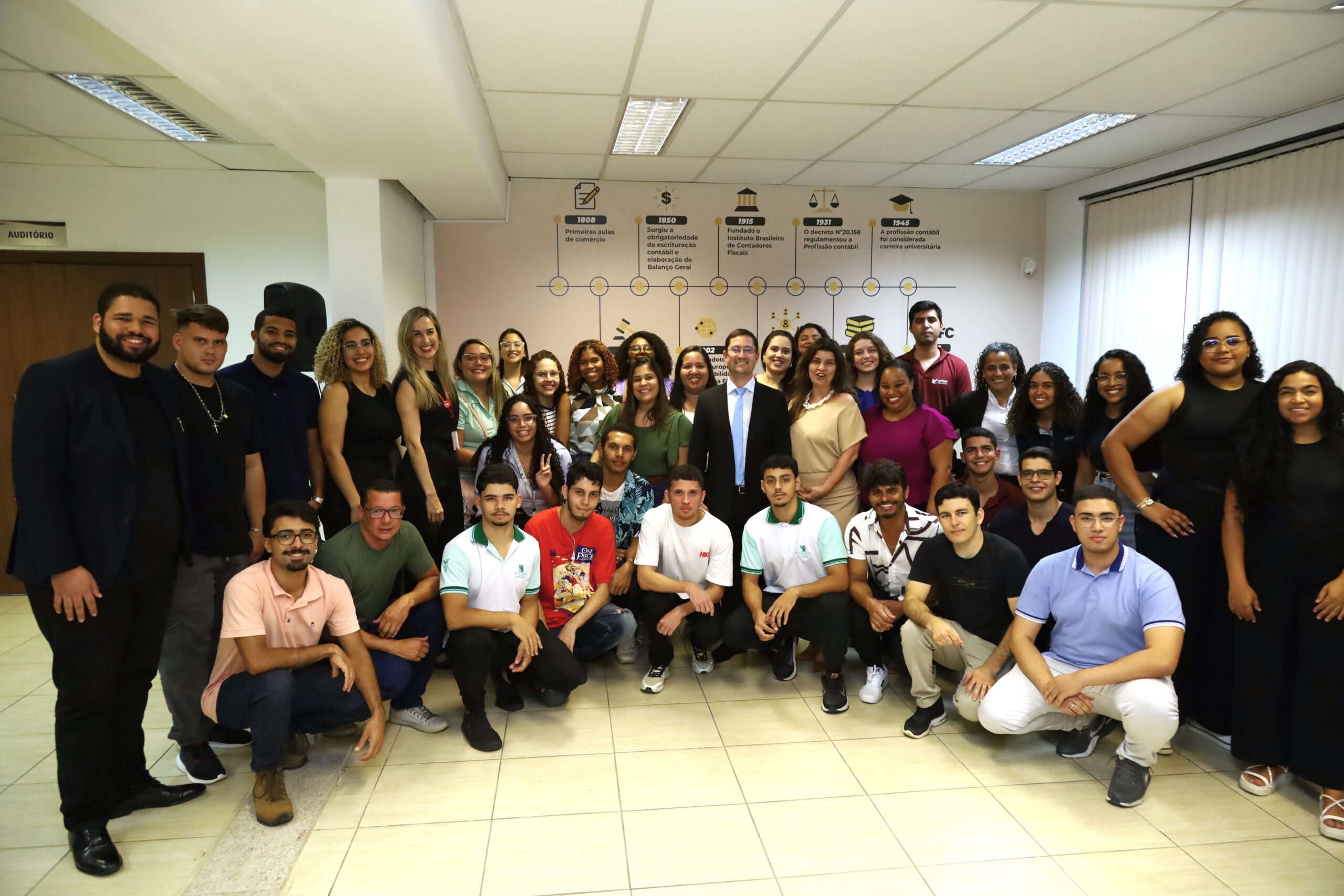 Alunos de Ciências Contábeis visitam o CRCES
