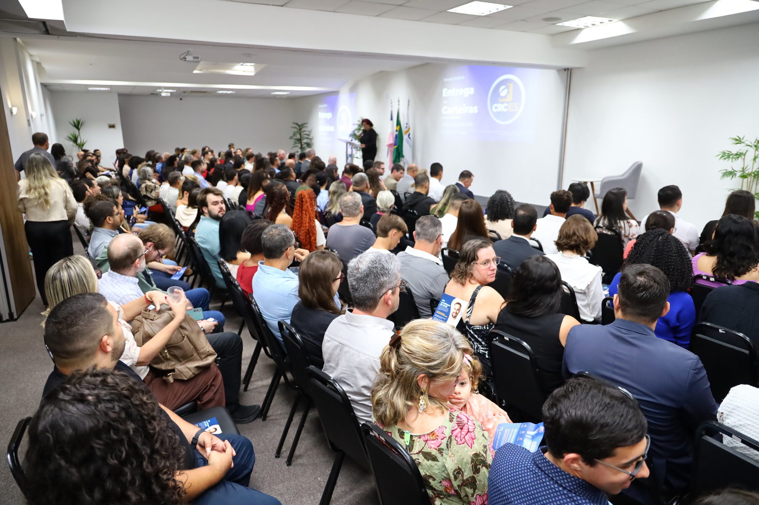 CRCES realiza Sessão Solene para entrega de quase 100 carteiras profissionais