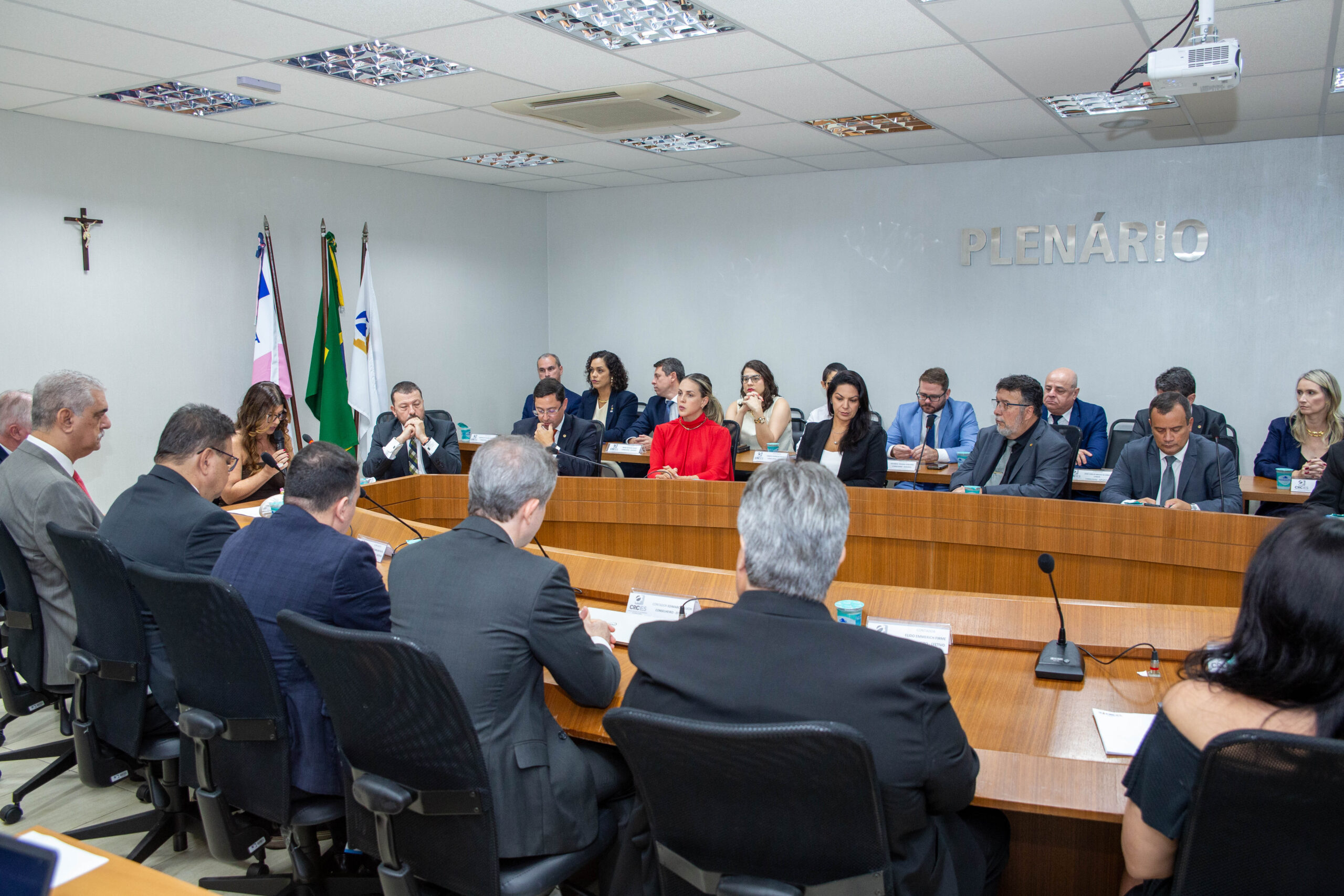 CRCES empossa novos conselheiros e reconduz Walterleno Noronha à presidência