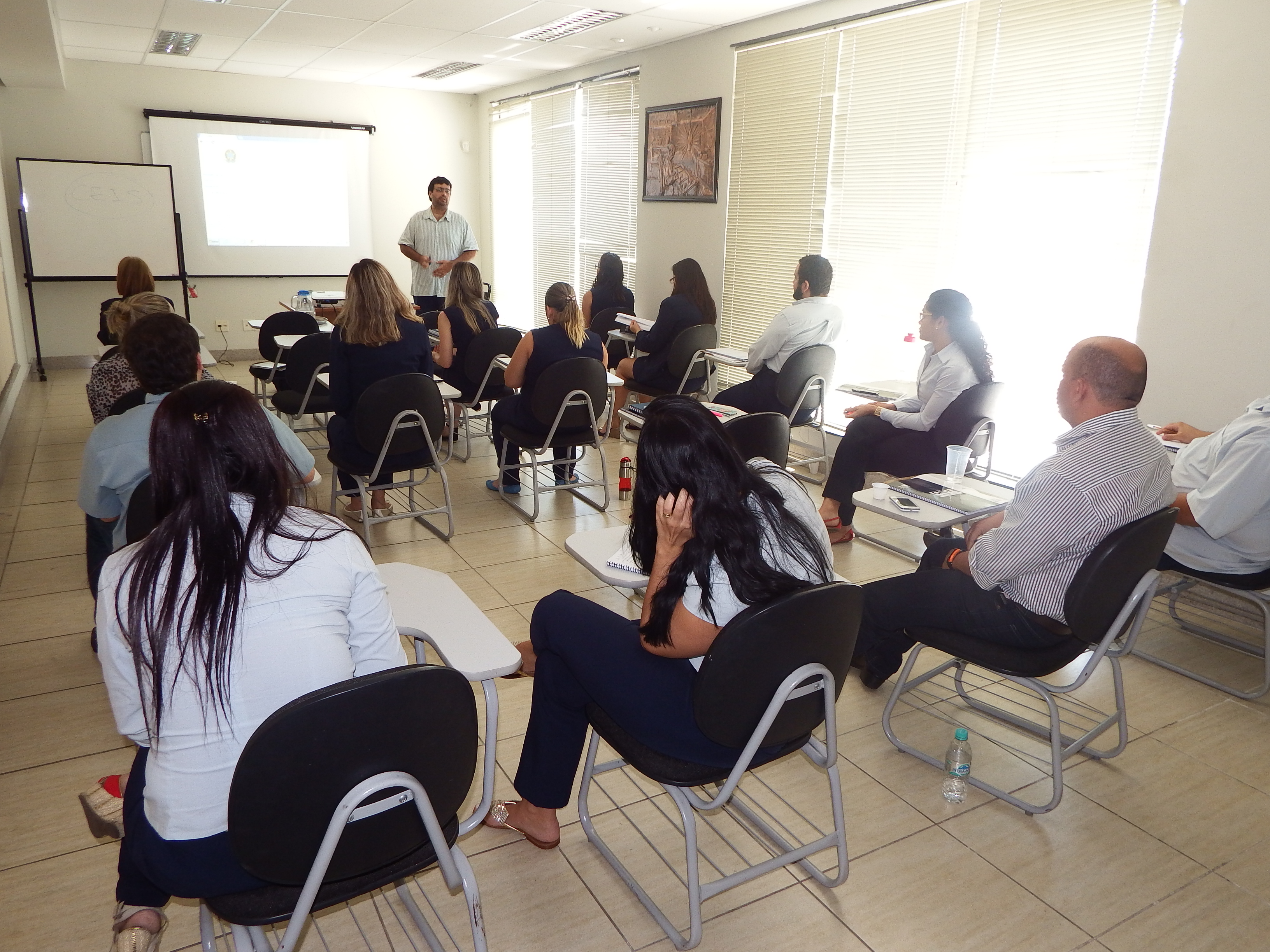 TCE-ES realiza curso de Gestão e Fiscalização de Contratos para funcionários do CRCES