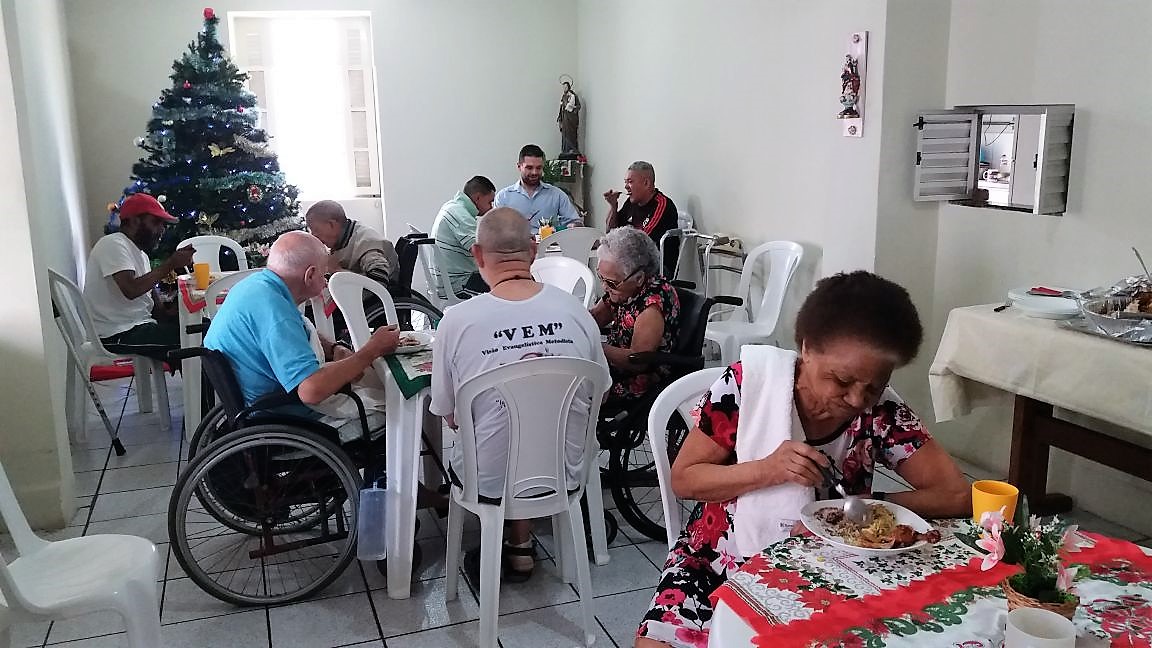Lar do Idoso recebe almoço especial de fim de ano